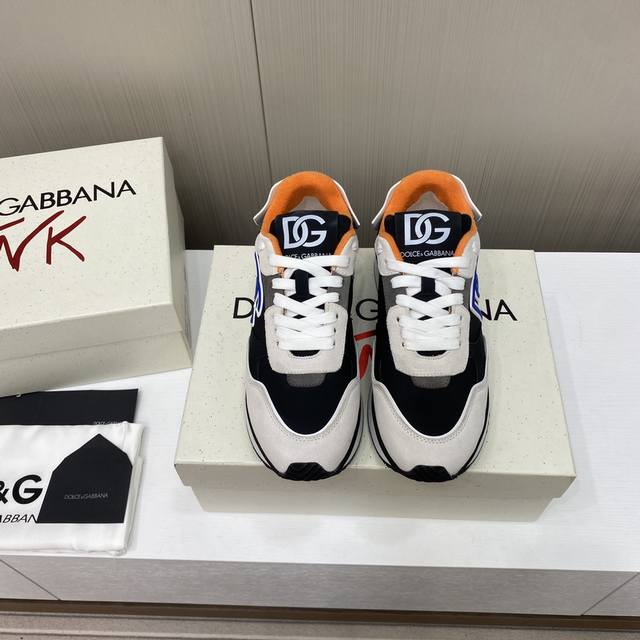 出厂价 2024高端版本 原单品质 D0Lce & Gabbana 今年的主打款式 没有之一 超火超帅气的休闲鞋此款传承了d家一贯有点浮夸而不失时尚的风格 精湛